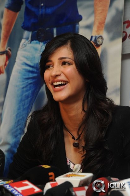 Shruti-Haasan-at-Ramayya-Vastavayya-Press-Meet